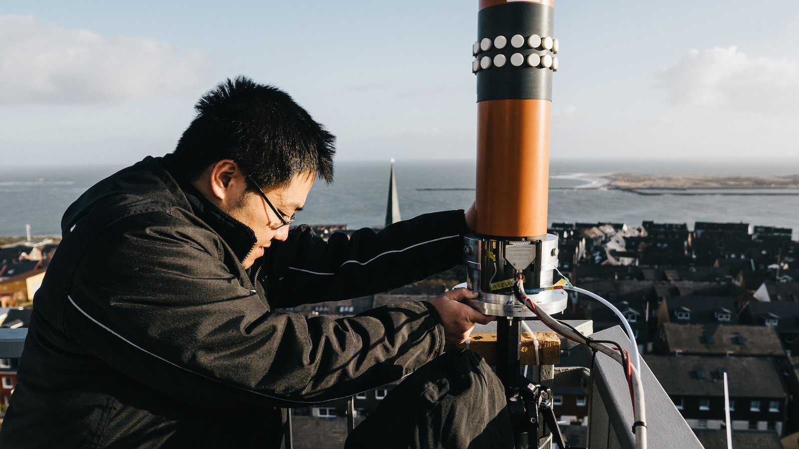 Um die Breitbandkommunikation vom Land zum Schiff zu untersuchen, installierten DLR-Wissenschaftler ihre Antennen auf Helgolands Leuchtturm. Als Sender fuhr der Seenotrettungskreuzer 