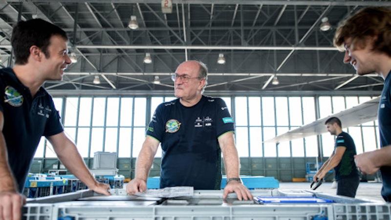 Derzeit steht Solar Impulse 2 in einem Hangar am Kalealoa Airport auf Hawaii. Dort bauen Ingenieure ein neu entwickeltes Batteriesystem in den Solarflieger ein. 