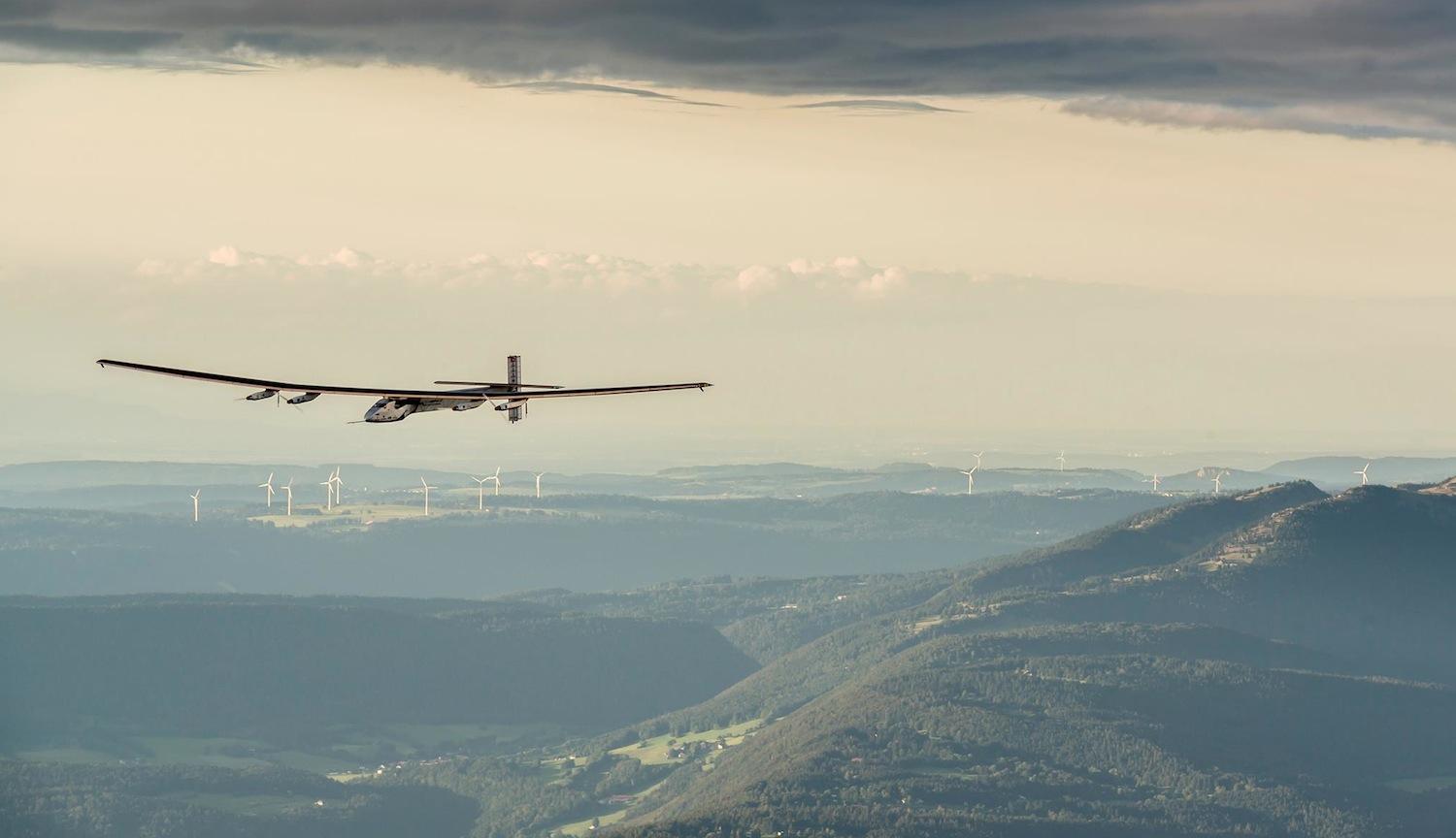Solar Impulse 2 in der Luft: Vier elektrische 15-kW-Motoren treiben den Solarflieger an. 17.000 Solarzellen auf den Tragflächen liefern Energie. 