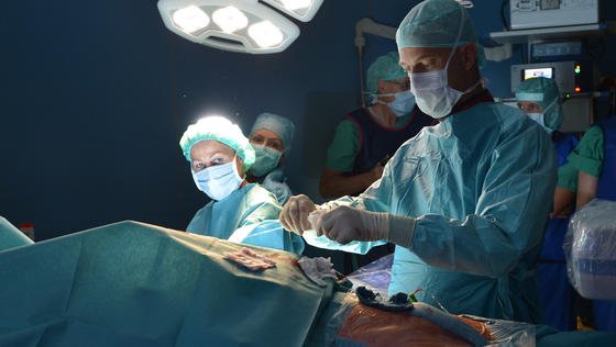 Chirurg bei der Arbeit: Das Leben des Patienten liegt nicht nur in seinen Händen, sondern schlimmstenfalls auch in denen von Hackern, die medizinische Geräte manipulieren können. 