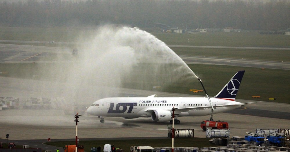 Nach Problemen mit den Lithium-Ionen-Batterien hat Boeing jetzt eine technische Lösung gefunden und hat den ersten Testflug mit dem Langstreckenflugzeug Dreamliner absolviert. Dieser Dreamliner der polnischen Fluggesellschaft LOT wurde im November 2012 nach der Landung in Waschung mit Wasser besprüht.