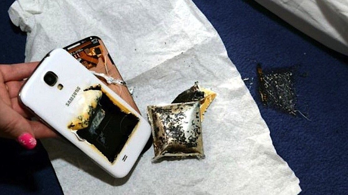Durchgeschmortes Smartphone in New York: Die dortige Polizei hat jetzt davor gewarnt, Mobiltelefone unter das Kopfkissen zu legen und zu laden. Im schlimmsten Fall kann das Smartphone explodieren.