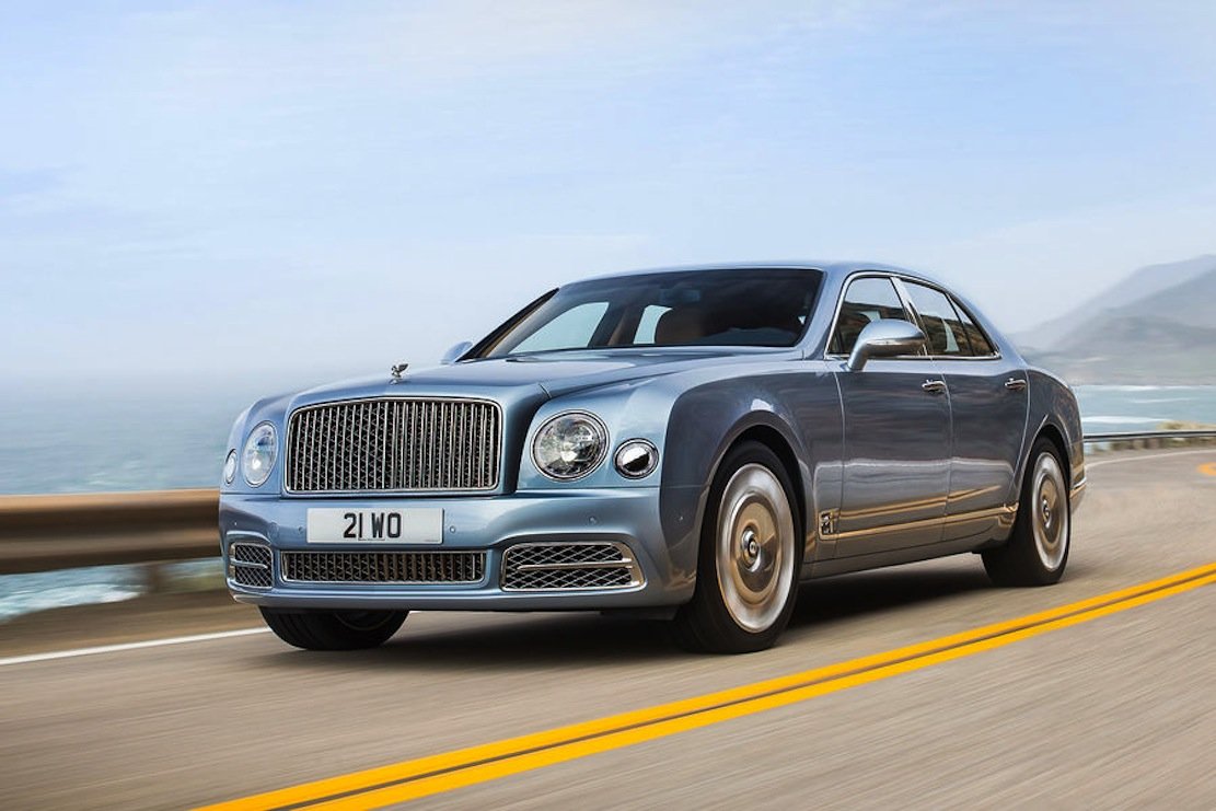 Der neue Bentley Mulsanne ist purer Luxus auf vier Rädern: Das Interieur wird von Edelhölzern und perfekt verarbeiteten Tierhäuten geprägt. Angetrieben wird das Auto von einem satten Achtzylinder.