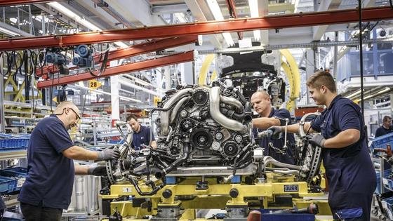 Montage des S-Klasse Coupés im Mercedes-Benz Werk Sindelfingen. Das Werk ersetzt Fließband-Roboter durch neue Arbeitskräfte, um für die steigende Zahl der Modellvarianten flexibler zu werden. 