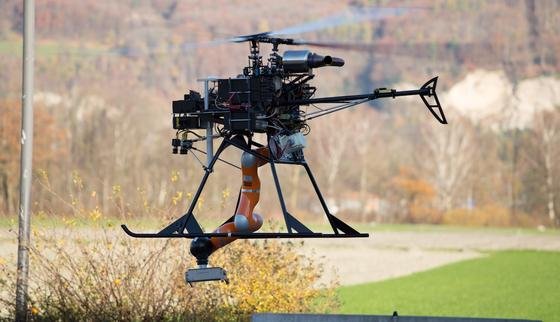 Drohne des DLR: Ingenieure haben den Flugroboter mit einem industriellen Greifarm ausgestattet. 