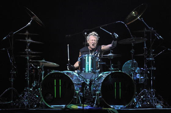 James Kottak, US-Drummer der Scorpions, im Juli 2013 während eines Konzerts: Ob ein dritter Arm etwas für ihn wäre? 