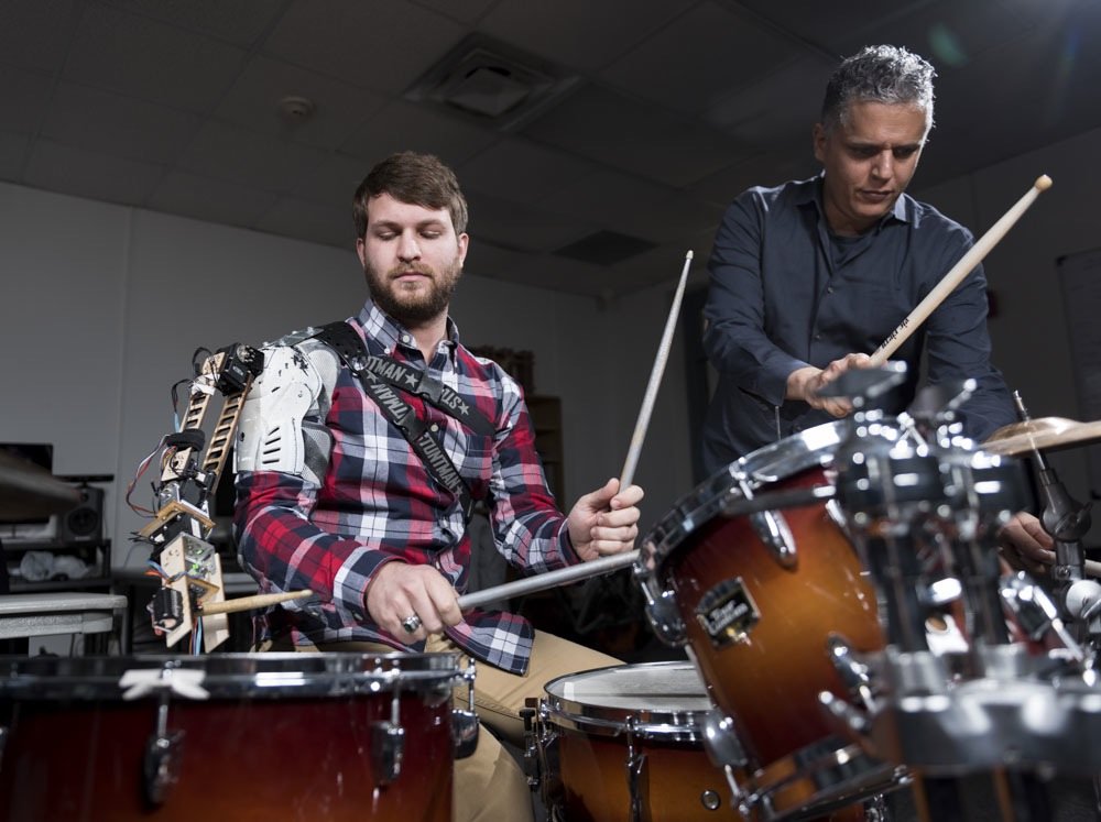 Testen den musikalischen Roboterarm: Professor Gil Weinberg (r.) und Student Tyler White.