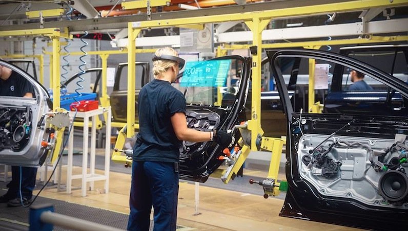 Die HoloLens von Microsoft ist nicht nur zum Spielen gedacht. Der schwedische Autobauer Volvo testet die Datenbrille bereits in der Produktion.