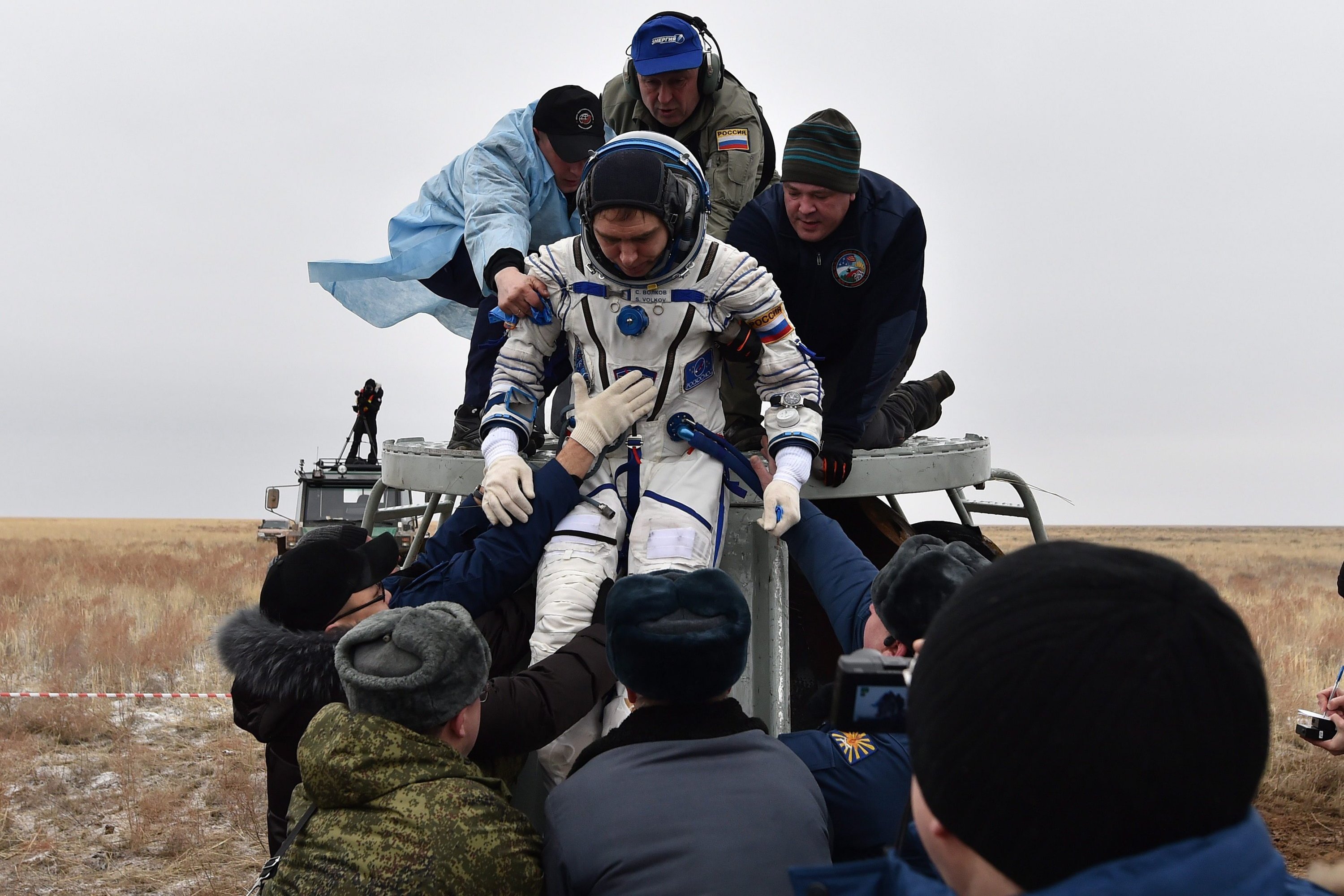 Bodenpersonal hilft dem russischen ISS-Crew-Mitglied Sergej Wolkow in Kasachstan aus der Sojus-Kapsel heraus. Er kehrte zusammen mit US-Astronaut Scott Kelly und dem Kosmonauten Michail Kornijenko am 2. März 2016 zur Erde zurück. 