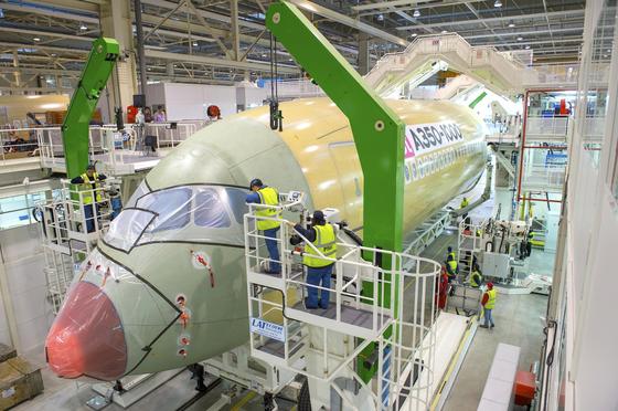 Montage eines Airbus A350 in Toulouse: Im Flugzeugbau werden viele Bauteile aus CFK eingesetzt, um Gewicht zu sparen. Ein neues Messverfahren erlaubt, diese meist überdimensionierten Teile leichter zu konstruieren.