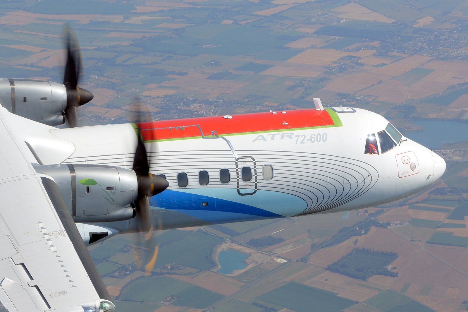 Als Testflugzeug diente den Fraunhofer-Ingenieuren das Mittelstreckenflugzeug ATR-72-600 des italienischen Herstellers Alenia. Für die Flüge wurde ein etwa 5x3 Meter langes CFK-Bauteil eingesetzt. Dieser Bereich ist eines der am stärksten belasteten Bauteile beim Flug.