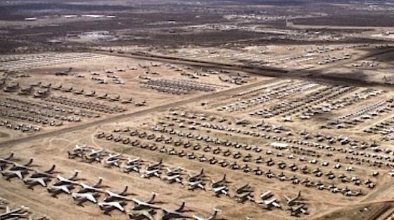 Luftaufnahme von der Davis-Monthan Air Force Base und dem AMARG Flugzeug-Friedhof in Tucson, Arizona. AMARG ist das zentrale Lager für stillgelegte Luftfahrzeuge der US-Streitkräfte und einiger Bundesbehörden. 