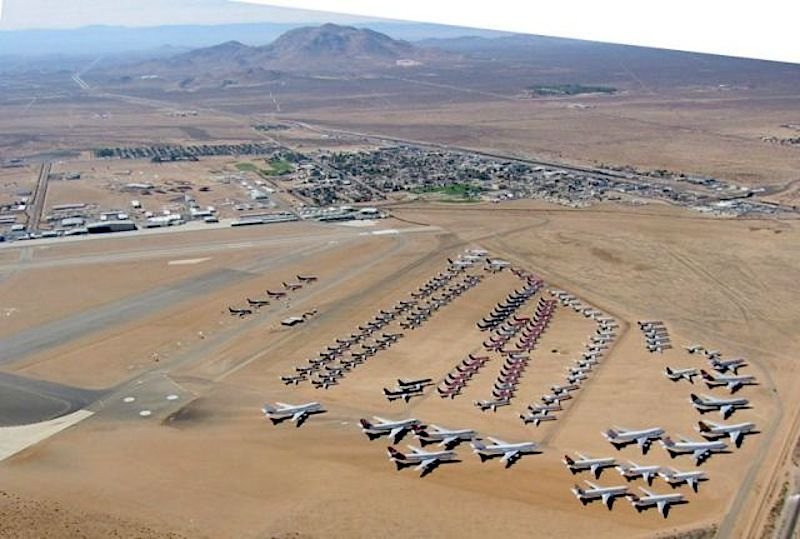 Mojave Air & Space Port: Der Flughafen in der Mojave-Wüste im US-Bundesstaat Kalifornien wird in der zivilen Luftfahrt überwiegend als Frachtflughafen genutzt. Darüber hinaus ist er vor allem als Stellplatz für die Zwischenlagerung von vorübergehend stillgelegten Flugzeugen bekannt. Es sind dort aber auch Unternehmen angesiedelt, die Flugzeuge zerlegen und verschrotten. 