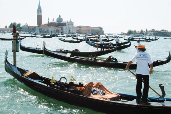 Nullemission könnnen sich auch die Gondoliere auf dem Canale Grande in Venedig auf ihre Boote schreiben. Das Foto zeigt sie 2004 bei einer Protestkundgebung gegen Motorboote. In Paris will der Rekordsegler und Hydroptére-Erfinder Alain Thébault demnächst mit kleinen Elektrogondeln für Wasserwege die Luftqualität in der Großstadt verbessern.  