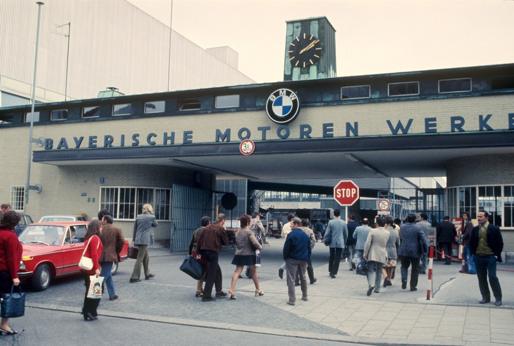 Schichtwechsel im BMW-Werk München-Milbertshofen etwa in der Zeit zwischen 1965 und 1970: BMW feiert am heutigen Montag seinen 100. Geburtstag. Angefangen hat das Unternehmen in München als Hersteller von Flugzeugmotoren.