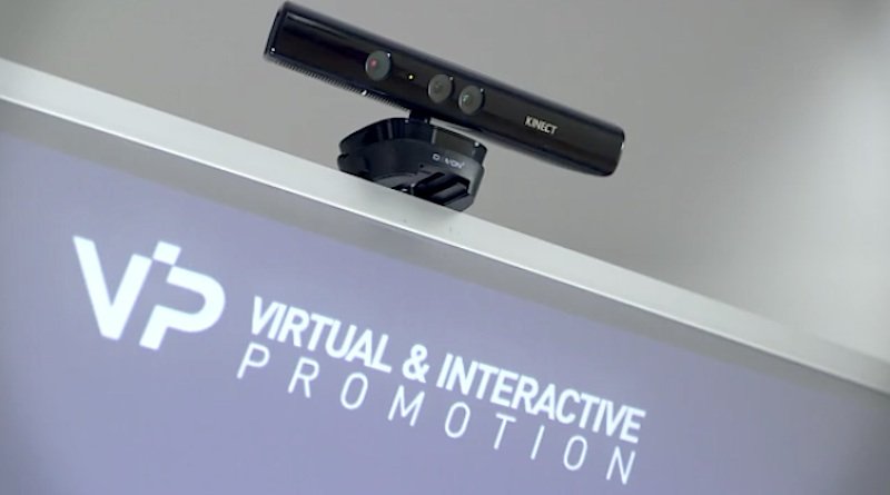 Beim digitalen Schaufenster wird Kinect-Technologie eingesetzt. Über Gestensteuerung können Passanten mit dem interaktiven Verkaufspersonal kommunizieren.
