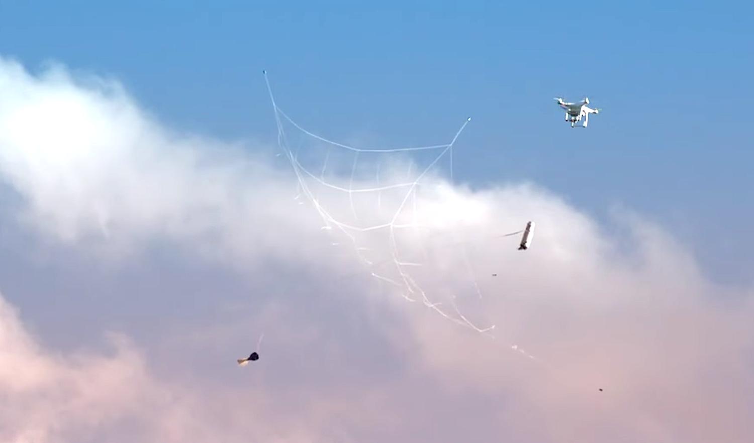 Kurz vor der Drohne entfaltet das Projektil ein quadratisches Netz. Es fängt das unbemannte Flugobjekt ein und bringt es an einem Fallschirm zum Boden. 