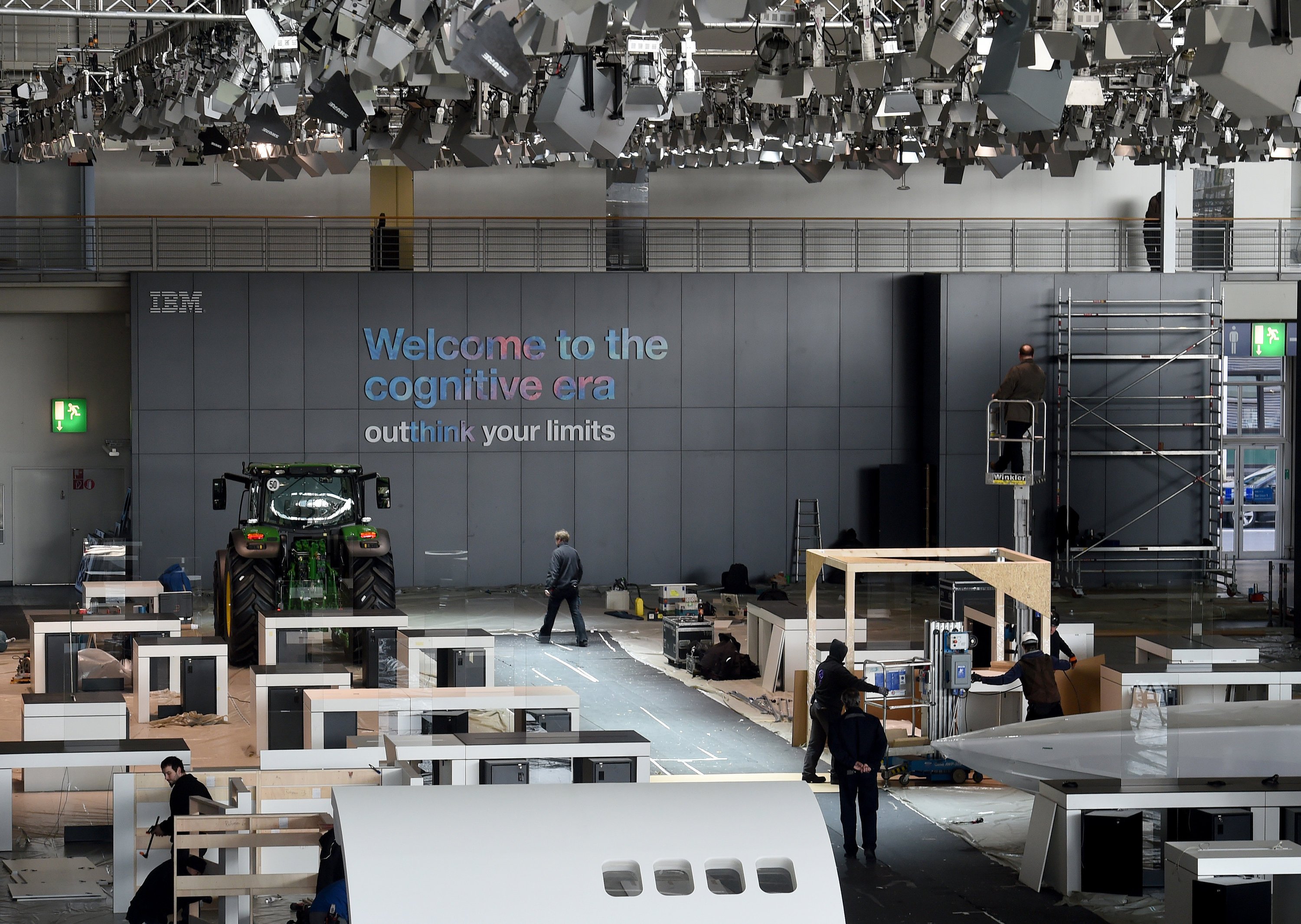 Die Vorbereitungen für die Cebit 2016 laufen auf Hochtouren. Hier wird ein Messestand in der Halle 2 aufgebaut. 