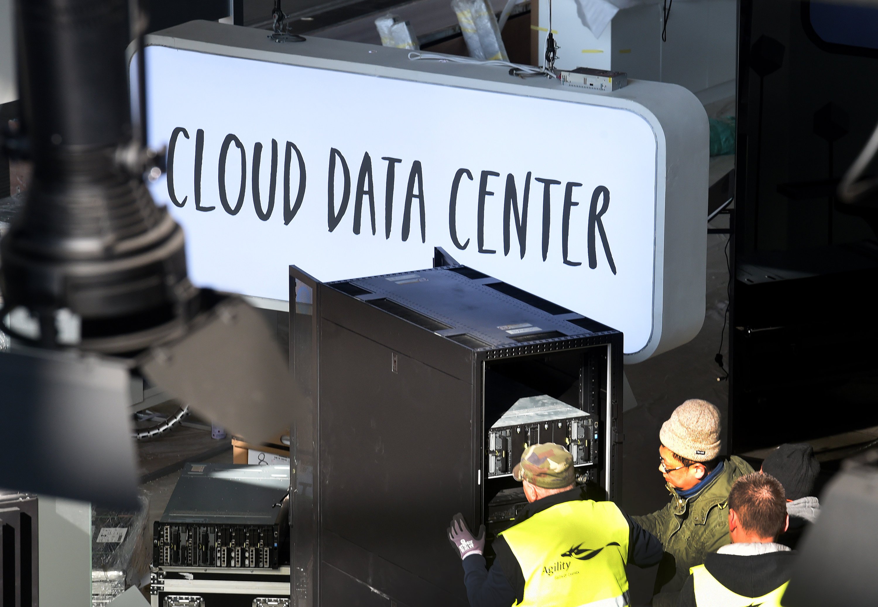 Ein Messestand mit einem Cloud Data Center wird am 8. März 2016 in der Halle 2 für die Cebit in Hannover aufgebaut. 