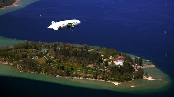 Am Bodensee ein häufiger Anblick: Der moderne Zeppelin NT fliegt dort gemütlich in rund 300 m Höhe Leute spazieren. 