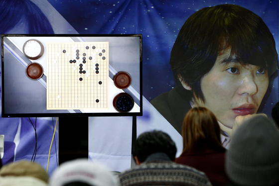 Ein historisches Match: Go-Weltmeister Lee Sedol tritt bei dem hoch komplexen strategischen Brettspiel gegen die Software AlphaGo an. Und verliert überraschend die ersten beiden Runden. 