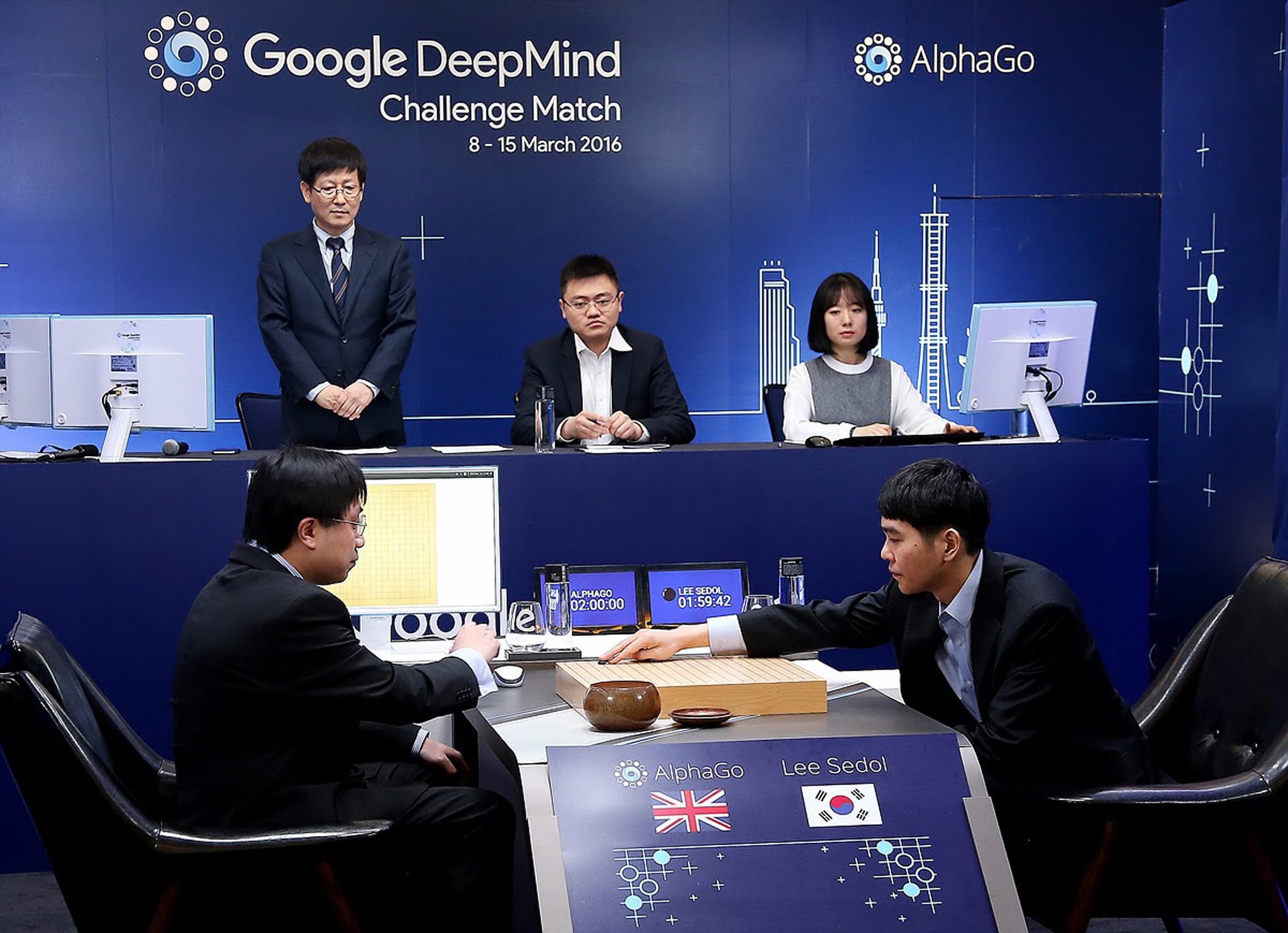 Da wähnte sich der weltbeste Go-Spieler Lee Sedol (re.) noch unbesiegbar. Das Foto zeigt den ersten Zug auf dem Brett bei seinem Duell gegen die von Google entwickelte Software AlphaGo. 