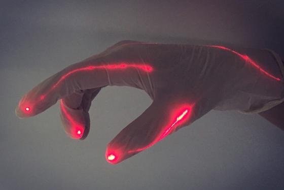 Cyberglove mit einem Nerv aus Glas: Erstmals ist die 3D-Formerkennung mit einer einzelnen optischen Faser möglich. 
