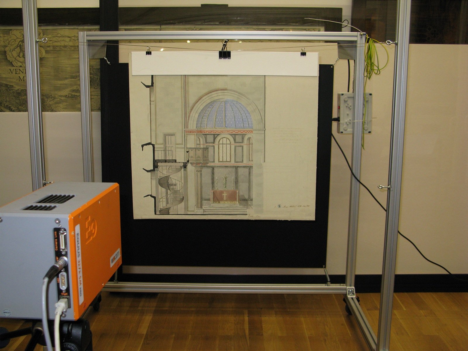 Großformatige Zeichnungen des Architekten Schinkel werden mit der Infrarotkamera durchleuchtet.