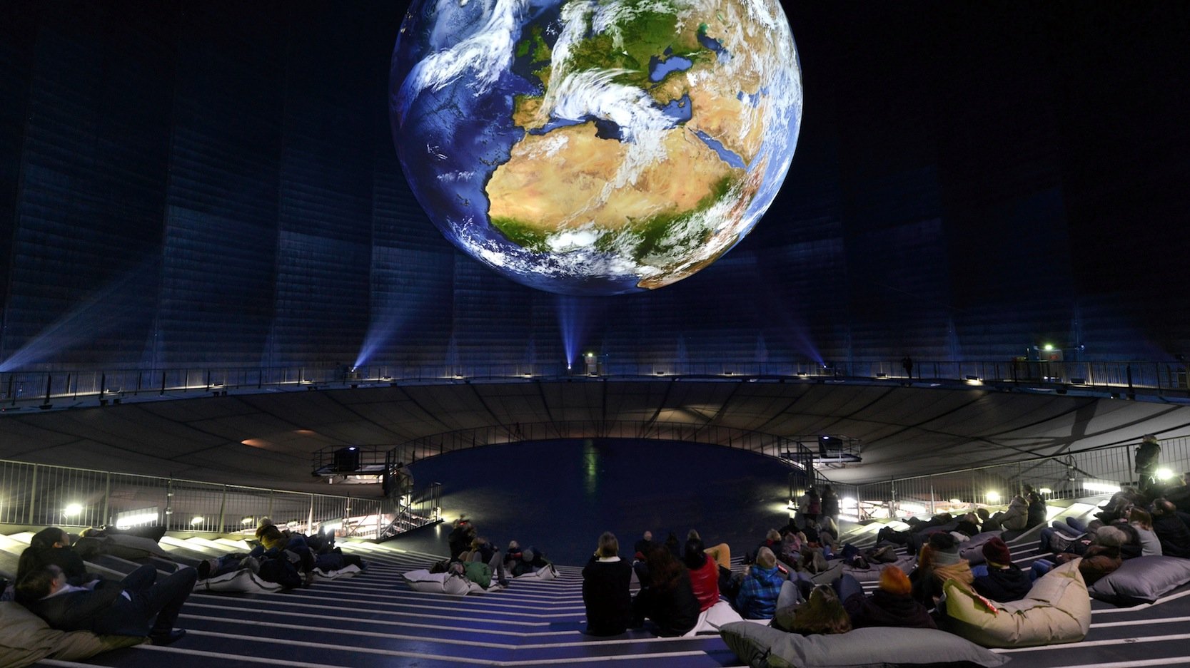 Blick im Gasometer Oberhausen auf die Erde, so wie sie Astronauten aus dem Weltall sehen: Um diesen visuellen Eindruck zu bieten, hat das Deutsche Zentrum für Luft- und Raumfahrt 1,5 Millionen Bilder gespeichert und verarbeitet.