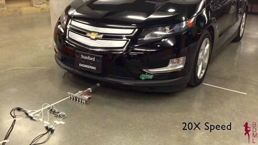 17 Gramm leichte Mikroroboter ziehen 1,8 Tonnen schweres Auto