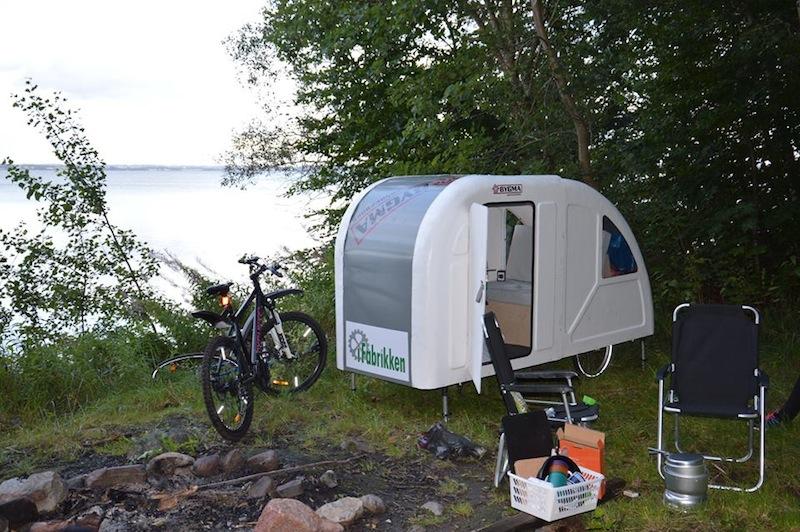 Der klappbare Wohnwagen hat ein Transportmaß von 99x130 cm. Ausgeklappt ist er 260 cm lang. Die Höhe im Inneren des Wohnwagens beträgt 130 cm.