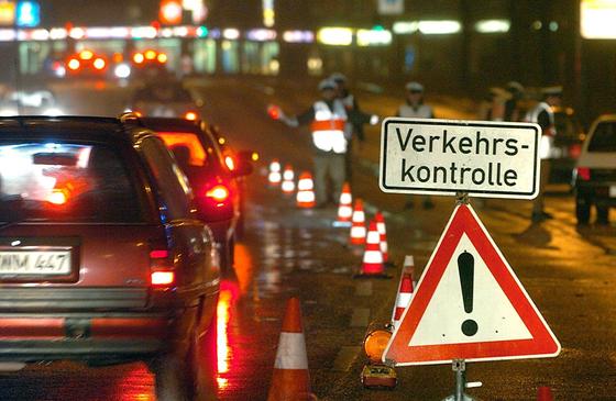 Verkehrskontrolle in Hamburg: Es ist derzeit sehr aufwendig, Autofahrer auf Alkohol zu kontrollieren. Jetzt haben Würzburger Forscher ein Lasersystem entwickelt, das im Vorbeifahren Alkohol in der Luft eines Fahrzeuges feststellen kann.