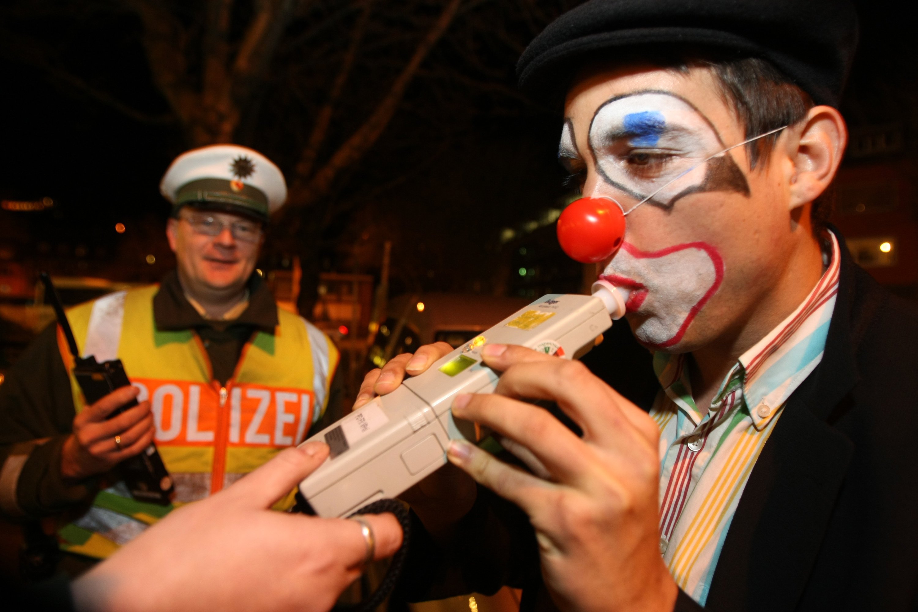 Das Messsystem auf Laserbasis, das an der Universität Würzburg entwickelt wurde, kann bereits Alkoholwerte von 0,1 Promille in der Umgebungsluft feststellen.