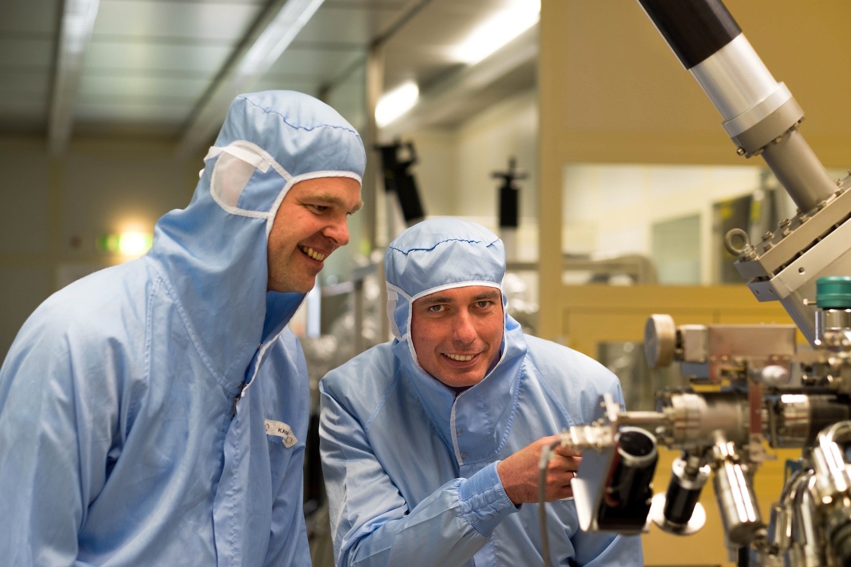 Martin Kamp und Professor Sven Höfling forschen im streng kontrollierten Klima des Reinraums an der Universität Würzburg: Sie haben ein Lasersystem entwickelt, das Alkohol in der Luft messen kann.