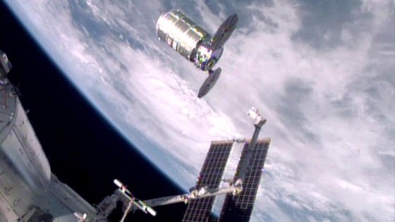 Ein von der ISS abgedockter Raumfrachter Cygnus: Im nächsten will die Nasa per Fernsteuerung ein Feuer legen. Die Forscher wollen herausfinden, wie sich Feuer in der Schwerelosigkeit verhält. Das Experiment startet, wenn sich Cygnus in sicherer Entfernung zur Raumstation befindet.