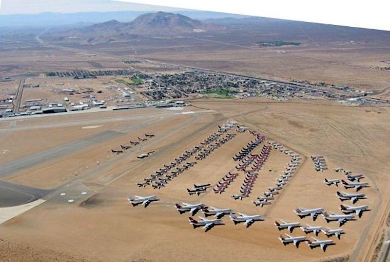 Mojave Air & Space Port: Der Flughafen in der Mojave-Wüste im US-Bundesstaat Kalifornien wird in der zivilen Luftfahrt überwiegend als Frachtflughafen genutzt. Darüber hinaus ist er vor allem als Stellplatz für die Zwischenlagerung von vorübergehend stillgelegten Flugzeugen bekannt. Es sind dort auch Unternehmen angesiedelt, die Flugzeuge zerlegen und verschrotten.