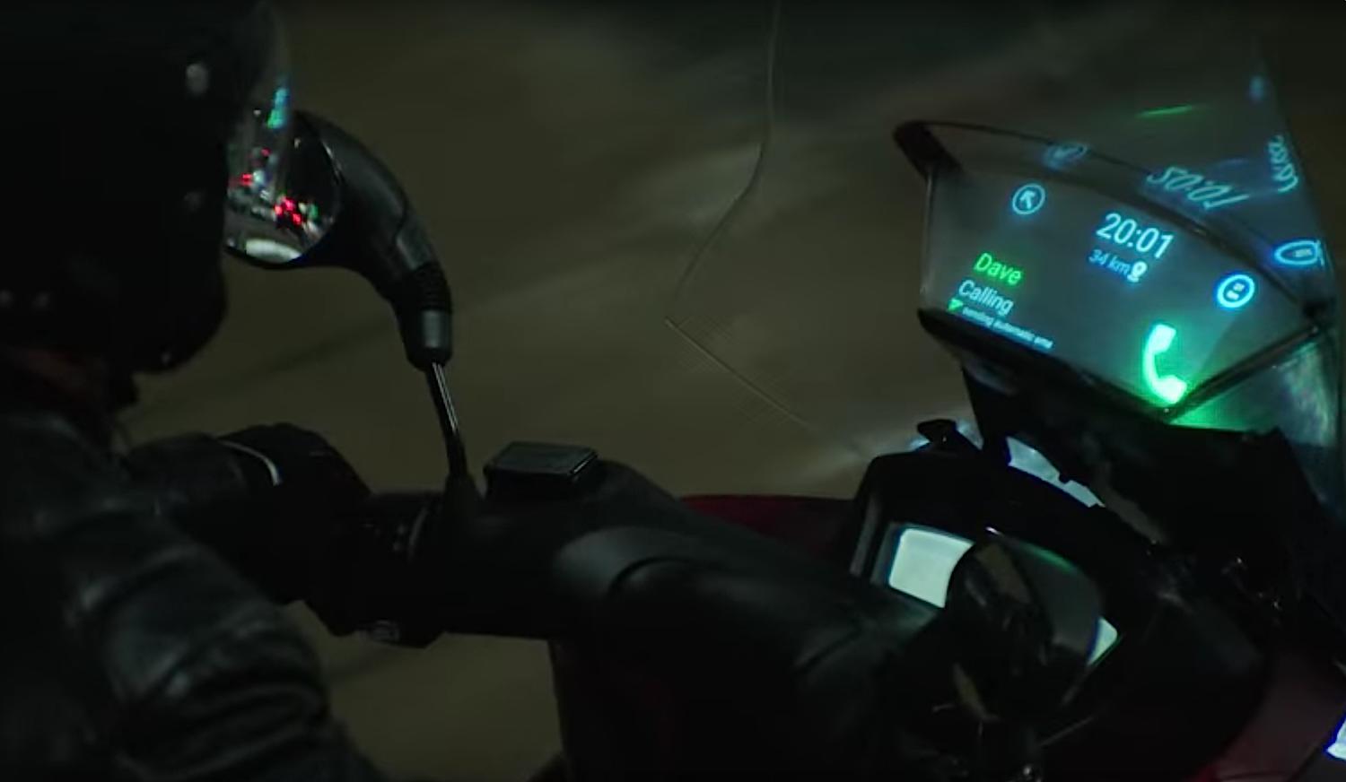 Smart Windshield von Samsung: Der Biker sieht auf der Display-Windschutzscheibe während der Fahrt eingehende SMS und Telefongespräche. 