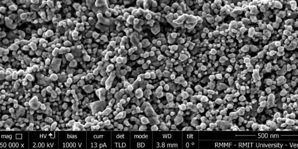 Großaufnahme von Nanopartikeln auf Baumwollfasern in 150.000-facher Vergrößerung.