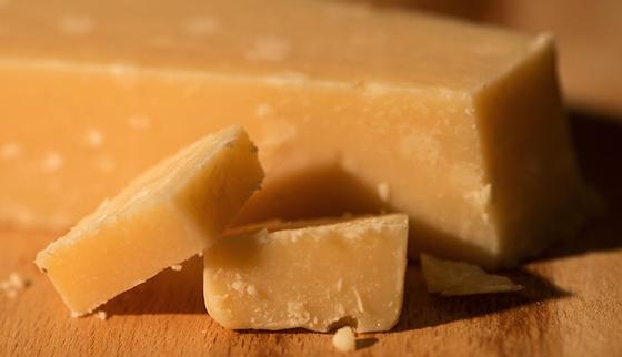 Mmmh Parmesan: Statt auf dem Teller haben sich TUM-Forscher den italienischen Hartkäse im Hochleistungsmassenspektrometer vorgeknöpft. Und entzaubert: Es gibt jetzt ein chemo-sensorisches Profil des geschmackvollen Käses. 31 Stoffe, die den typischen Parmesan-Geschmack ergeben, wurden identifiziert.