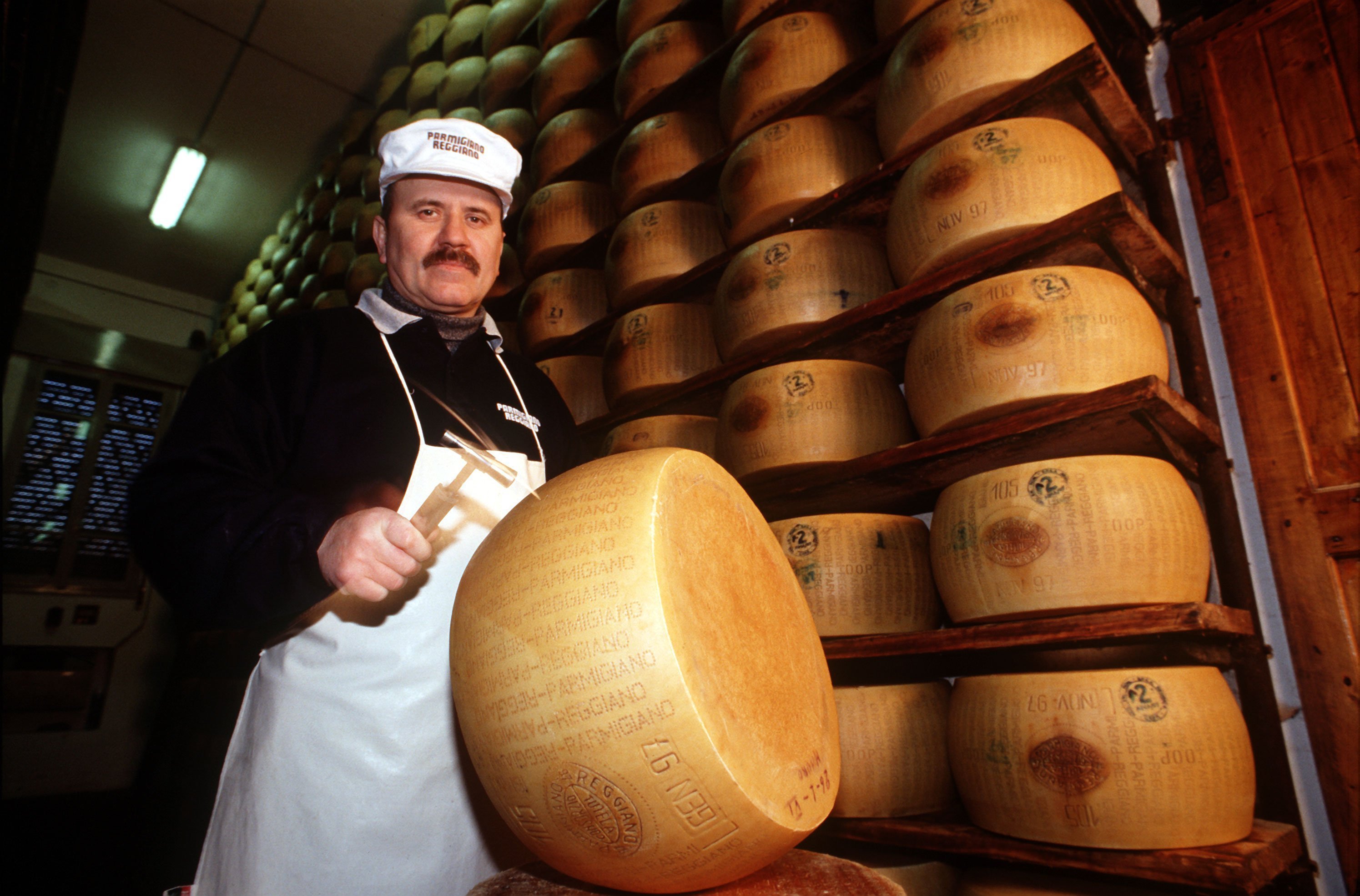 Das Archivbild zeigt den Reiferaum der Käserei Villa Curta in Reggio nell'Emilia. Mit einem kleinen Hammer werdem Qualität und Reife eines Parmesan kontrolliert. Der Parmigiano Reggiano ist eine der härtesten Käsesorten der Welt und nach der Stadt Parma benannt. TUM-Forscher haben jetzt ein chemo-sensorische Parmesan-Profil erstellt. Damit könnten Käsereien die geschmacklichen Veränderungen im Herstellungs- und Reifeprozess objektiv messen und überwachen.