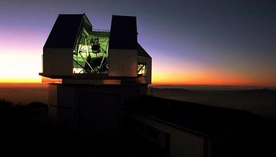 Im Kitt Peak National Observatorium in Arizona wird NEID als neues Instrument am 3,5 m großen Teleskop WIYN hinzugefügt. Das hochpräzise Gerät kann das minimale Zittern eines Sterns aufspüren, der von einem Planeten umkreist wird.