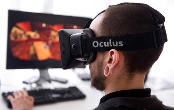 Nutzer der Oculus Rift: Während sich das Auge durch virtuelle Welten bewegt, bleibt der Körper in der Realität ruhig sitzen. Das führt zu einem Sinneskonflikt und zur Simulatorkrankheit. 