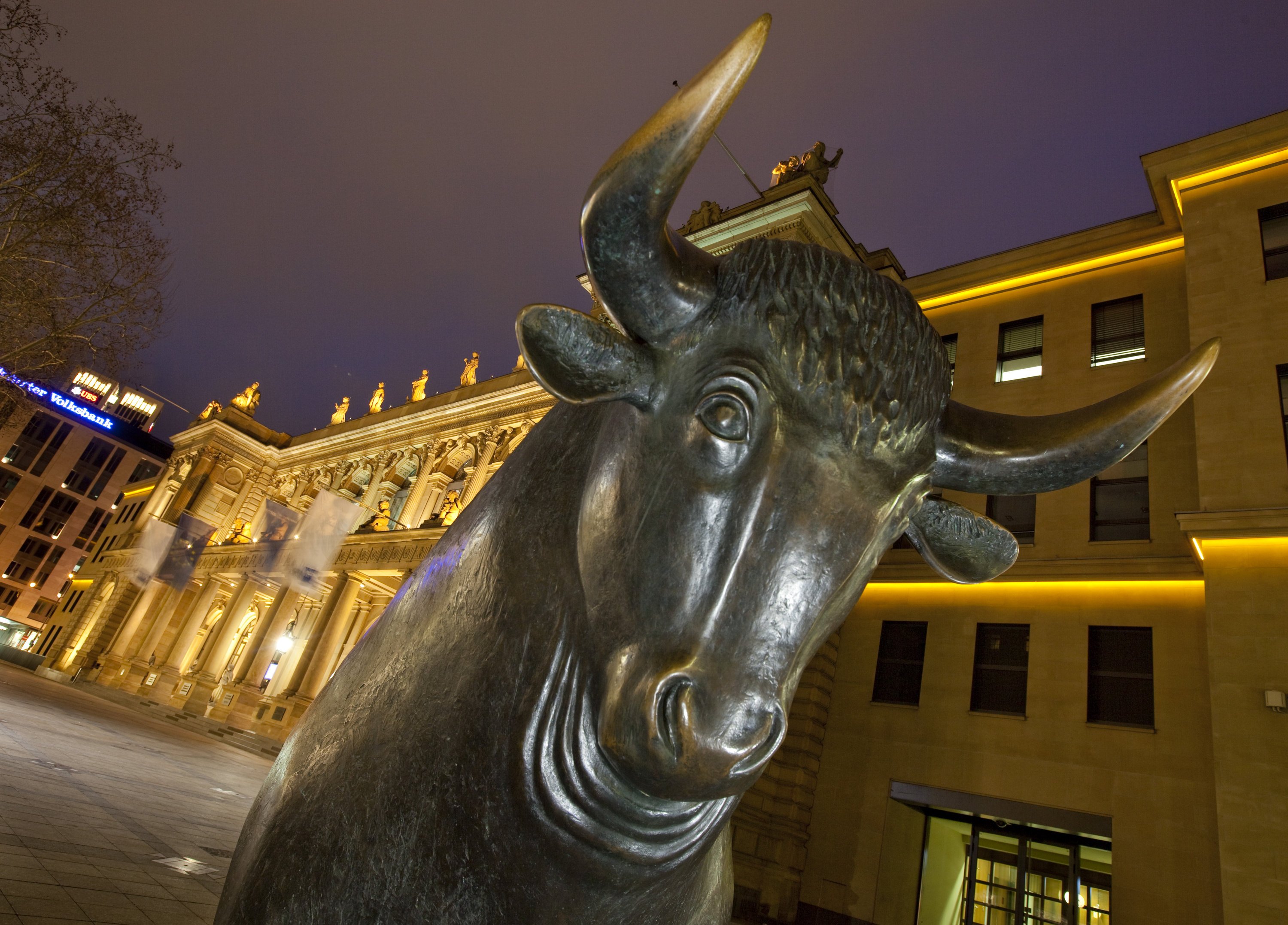 Die Bronzeplastik eines Bullen, Symbol für den Aufwärtstrend an den Börsen, vor der Börse in Frankfurt am Main: Die deutsche Börse schafft es nicht unter die Top 10 der Welt. London, Zürich und Genf sind noch größer.