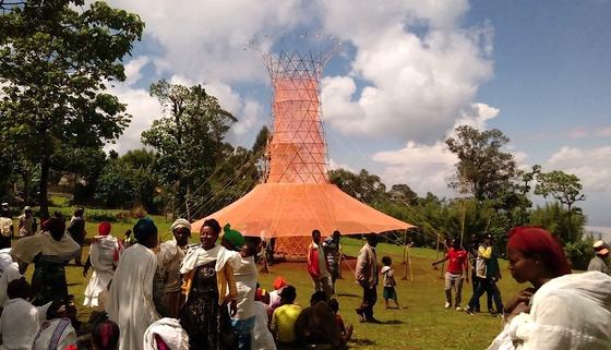 Warka Water: Der Wasserernte-Turm wurde jetzt mit dem World Design Impact Prize ausgezeichnet. Mit diesem werden alle zwei Jahre Designprojekte gewürdigt, die einen sozialen Mehrwert bieten.