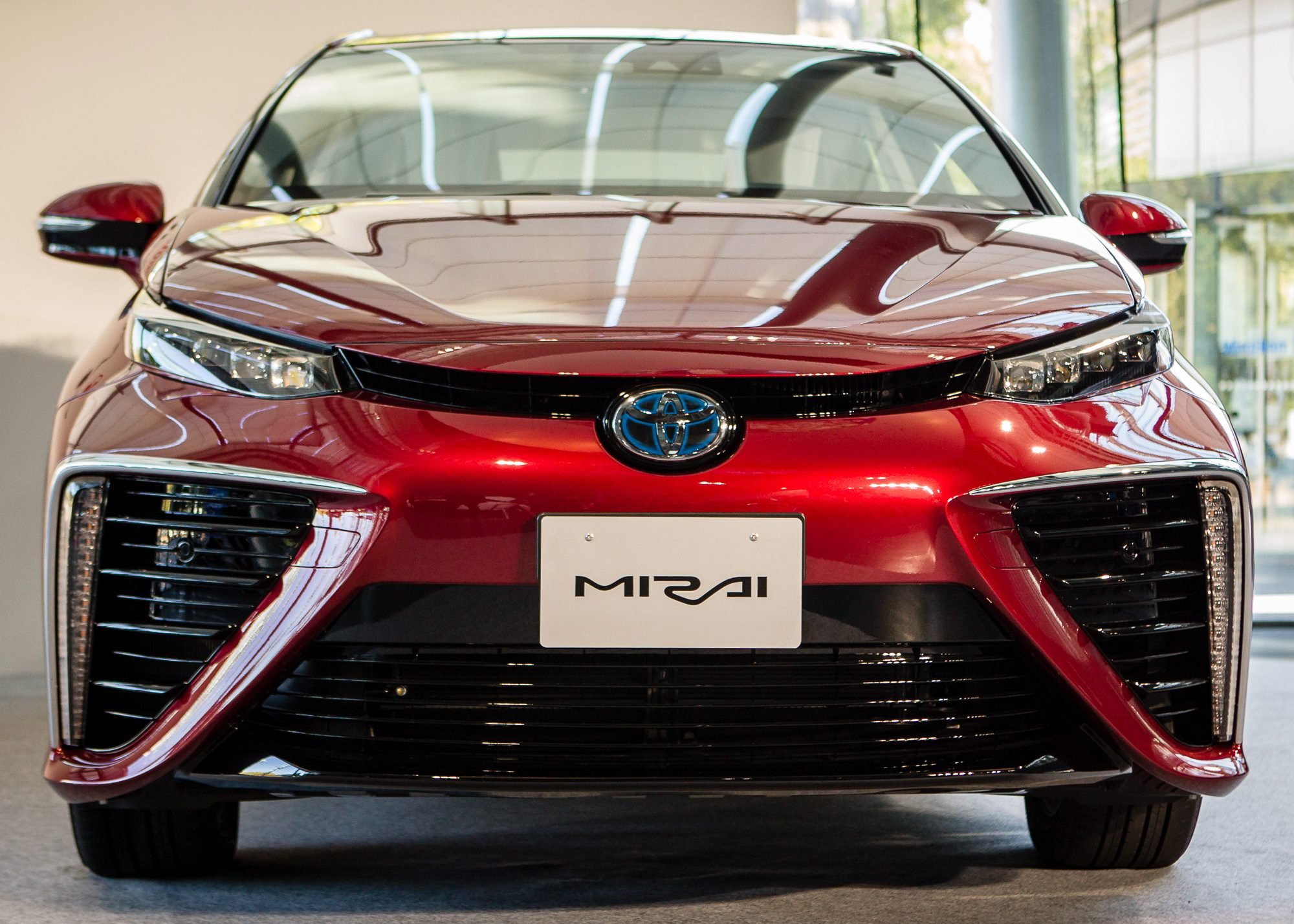 Der Toyota Mirai hat eine Brennstoffzelle an Bord. Auffällig sind die großen Lufteinlässe in der Fahrzeugfront.