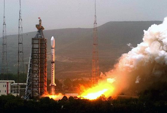 Start einer chinesischen Trägerrakete: Die ESA testet gerade in einem chinesischen Satelliten, wie sich Rohöl im Weltraum verhält. Mit den Ergebnissen sollen bessere Suchverfahren nach Erdöl auf der Erde entwickelt werden.