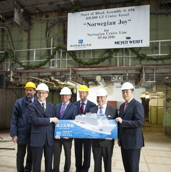 Waren bei der Kiellegung der Norwegian Joy dabei: Lambert Kruse (Geschäftsführer Meyer Werft), Harry Sommer (Executive Vice President, International Business Development NCLH), Andy Stuart (President & COO Norwegian Cruise Line), Bernard Meyer (geschäftsführender Gesellschafter Meyer Werft), David Herrera (China President NCLH) und Alex Xiang (Vice President of Sales NCLH China).