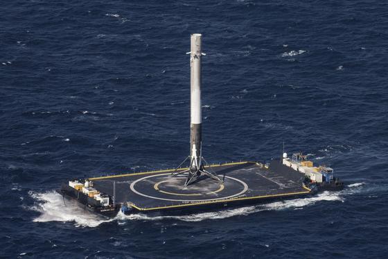 SpaceX gelingt erste Raketenlandung auf einer Plattform im Meer. 