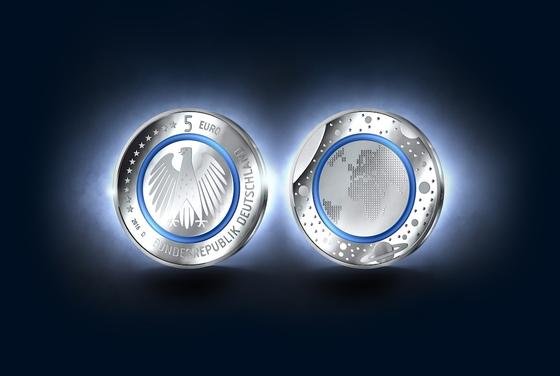 Die neue Fünf-Euro-Münze mit dem Motiv „Planet Erde“ ist mit ihrem Polymerring eine Weltneuheit.
