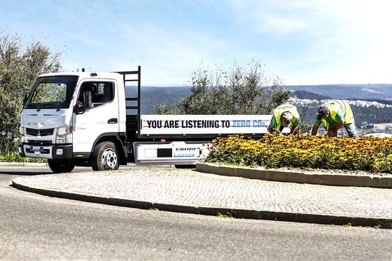 Seit dieser Woche werden sechs Elektro-Lkw der Daimler-Tochter Fuso in Stuttgart eingesetzt. Vier werden im Straßen- und Landschaftsbau und zwei in der Paketzustellung erprobt.